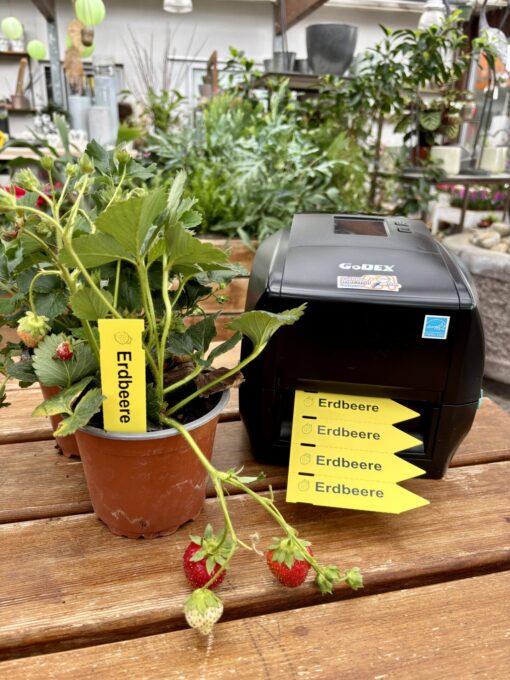 Stecketikettendrucker für Pflanzenetiketten hier mit einem bedruckten Etikett als Beispiel. Der Thermotransferdrucker eignet sich ideal zum Beschriften von Pflanzenetiketten sowie zum Bedrucken von Geschenkschleifenbändern