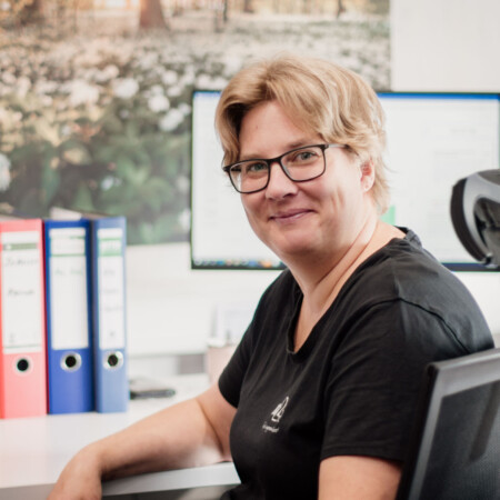 <strong>Andrea Hörl</strong> <br/><br/> Buchhaltung / Einkauf / Vertrieb <br/> Telefon: 09162 920735<br/>E-Mail: andea.hoerl@schaumermal24.de<br/><br/> Hallo, mein Name ist Andrea Hörl und ich bin seit Juni 2010 bei schaumermal24.<br/>
Als gelernte Steuerfachangestellte bin ich verantwortlich für die Finanz- und Lohnbuchhaltung und koordiniere die Messeauftritte unserer Firma.<br/>
Etiketten nach Kundenwunsch? Kein Problem! <br/>
Auch die Erfüllung der Kundenwünsche bei Sondervordruck Aufträgen gehört zum meinem Aufgabengebiet. Ich habe immer ein offenes Ohr für Sie wenn es z. B. um Angebote, Layoutgestaltung, Formate oder Klebeeigenschaften der Etiketten geht.<br/>
So bleibt bei uns (fast) kein Kundenwunsch offen. <br/>
Gerne erstelle ich Ihnen ein individuelles Angebot.<br/>
Meine Arbeit bei schaumermal24 ist sehr vielseitig, abwechslungsreich und macht Spaß!<br/>
Herzliche Grüße Andrea Hörl