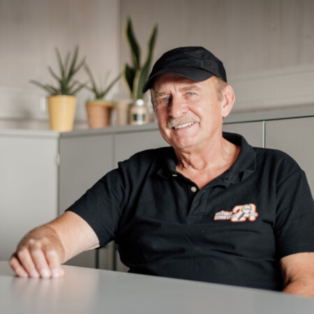 <strong>Andreas Moißl</strong> <br/><br/> Senior / Ruhestand <br/> <br/> Hallo, ich bin Andreas Moißl und habe mich 1996 zusammen mit meiner Frau im Bereich Preis- und Warenkennzeichnung selbstständig gemacht. 2005 gründeten wir das Unternehmen schaumermal24 mit Schwerpunkt auf elektronische Preis- und Warenkennzeichnung. Meine Hauptaufgaben waren Kundenbesuche, Messeauftritte und der technische Support. Nachdem unsere Tochter Kathrin im Jahr 2021 dir Firma übernommen hat, habe ich mich zurückgezogen und genieße meinen wohlverdienten Ruhestand. <br/> <br/> Andreas Moißl