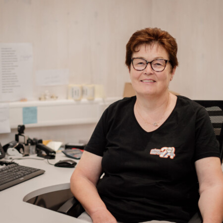 <strong>Inge Moißl</strong> <br/><br/> Vertriebsinnendienst <br/> Telefon: 09162 920735<br/> E-Mail: inge.moissl@schaumermal24.de<br/><br/> Hallo, mein Name ist Inge Moißl, 2005 haben mein Mann Andreas Moißl und ich die Firma schaumermal24 gegründet. <br/>
Wir waren sehr stolz also wir dann 2018/2019 in unsere neu gebauten Geschäftsräume nach Markt Bibart gezogen sind.<br/>
<br/>
Ein weiterer großer Meilenstein folgte 2021 mit der Geschäftsübergabe an unsere Tochter Kathrin, die das Unternehmen heute zusammen mit Ihrem Mann führt.
<br/> <br/>
Mein Aufgabenbereich ist derzeit Kundenbetreuung, Auftragsannahme- und Bearbeitung, Versand, sowie das Erstellen von Angeboten.
<br/> <br/>
Ich freue mich auf eine gute Zusammenarbeit mit Ihnen,
bis dahin Grüße ich Sie herzlich.
<br/> <br/>
Inge Moißl Inge Moißl