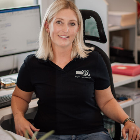 <strong>Kathrin Moißl</strong> <br/><br/> Geschäftsführerin<br/> Telefon: 09162 920735<br/>Handy: 016095396360<br/> E-Mail: kathrin.moissl@schaumermal24.de<br/><br/> Ich bin Kathrin Moißl und Inhaberin von Schaumermal24. Angefangen hat alles 2011 als Angestellte im Betrieb meiner Eltern. Meinen Vater unterstützte ich damals beim technischen Support, Kundenterminen und Messeauftritten. Einige Zeit später machte ich in der Abendschule meinen Wirtschaftsfachwirt. Meine Mutter teilte mit mir Ihr ganzes Fachwissen über verschiedene Etikettenmaterialien und deren Eigenschaften. Bei Fragen rund ums Etikett, Material, Kleber, Form und verschiedene, auch individuelle Layouts, kann ich Sie für Ihre Anwendung bestens beraten. Somit konnte ich in über 10 Jahren sehr viel Erfahrung sammeln. 2021 durfte ich voller Stolz die Firma von meinen Eltern übernehmen und führe nun das Unternehmen zusammen mit meinen Mann Rene. Der direkte Kontakt zum Kunden ist mir sehr wichtig, so sehen Sie mich auch auf fast jeder Messe.☺ Kathrin Moißl
