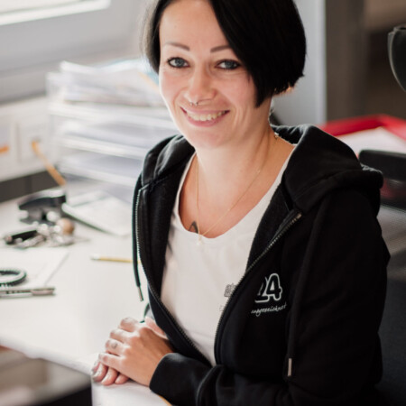 <strong>Melanie Seiche</strong> <br/><br/> Technik / Support / Vertrieb<br/> Telefon: 09162 920735<br/>/E-Mail: melanie.seiche@schaumermal24.de<br/><br/>Von der Zahnarztpraxis zu Schaumermal24.<br/>
Hallo mein Name ist Melanie Seiche, ich arbeite seit November 2021 bei Schuamermal24 im Vertrieb und Technischen Support.<br/>
Meine Aufgabenbereiche sind:<br/>
Installation unserer Software beim Kunden mit anschließender Einweisung. Bei allen technischen Fragen rund um die Software, Drucker, Waagen und Reparaturen bin ich Ihnen gerne behilflich. <br/>
Sie möchten eine Beratung über unsere Produkte und deren Anwendungen? Auch hier bin ich Ihre Ansprechpartnerin.<br/>
In meiner Freizeit verbringe ich die meiste Zeit mit meinen Hunden, gleich ein ganzes Rudel das beschäftigt werden will, mit tatkräftiger Unterstützung meines Mannes Melanie Seiche