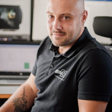 <strong>Rene Gutsche-Moissl</strong> <br/><br/> Prokurist<br/> Telefon: 09162 920735<br/>Handy: 0171 - 1009995<br/> E-Mail: rene.gutsche-moissl@schaumermal24.de<br/><br/> Hallo mein Name ist Rene Gutsche-Moissl, ich bin seit November 2020 bei der Firma schaumermal24.
Erstens kommt es anders und zweitens als man denkt. Der Spruch passt wie die Faust aufs Auge
Als gelernter Baggerfahrer und Tiefbaupolier habe ich damals das Baugrundstück für die neuen Büro- und Lagerräume der Firma erschlossen. Dadurch habe ich auch die Bauherrin und Juniorchefin Kathi kennengelernt. Nach vielen weitern Baggerstunden und Kaffeepausen war es dann ziemlich schnell klar, es passt einfach. <br/>
Mittlerweile leiten wir das Unternehmen erfolgreich gemeinsam.
Zu meinen Aufgaben gehört so gut wie alles was anfällt. Die Realisierung von Projekten macht mir mit unseren super Team richtig Spaß und es wird ganz nach meinen Lieblingsmotto gearbeitet:
«Alle sagten: das geht nicht. Dann kam einer, der wusste das nicht und hat's einfach gemacht.» Rene Gutsche-Moissl