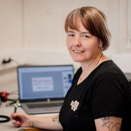 <strong>Roberta Janke-Ort</strong> <br/><br/> Vertriebsinnendienst / Support<br/> Telefon: 09162 920735<br/>/E-Mail: roberta.janke-ort@schaumermal24.de<br/><br/>Hallo, mein Name ist Roberta Janke-Ort und ich arbeite seit März 2023 bei der Firma schaumermal24.<br/>
Nach erfolgreichem Abschluss meines Studiums als Diplom Außenhandels Kauffrau habe ich 22 Jahre bei eine Internationale Sportfirma - zuletzt als Global Operation Spezialist – gearbeitet. Zwischenzeitlich habe ich auch mein Hobby zum Beruf gemacht und bin als Selbständige Pferdepflegerin tätig gewesen. Anfang des Jahres habe ich mich entschieden wieder als Bürokraft zu arbeiten. Ich unterstütze das Team Schaumermal24 in Bereich Vertrieb & Support. <br/> Meine Freizeit widme ich gerne meiner kleinen Familie: meinen Mann und meinen 2 Töchtern. Roberta Janke-Ort